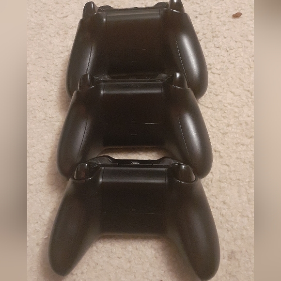 XBOX ONE + 3 CONTORLLERS + GAMES + KINECT full set all cords included